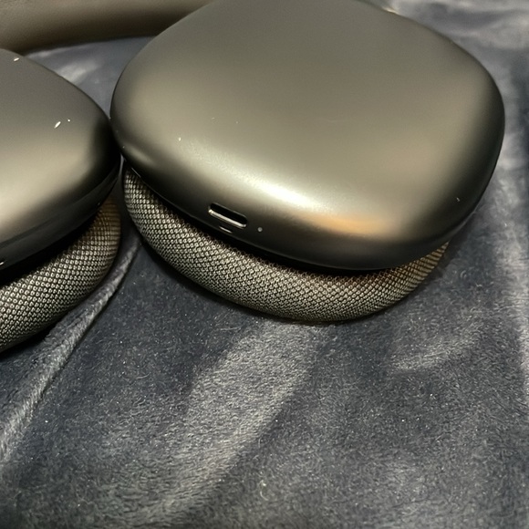 Apple AirPods Max in Space Grey - Picture 11 of 14